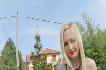 Голая милашка шляется по улице