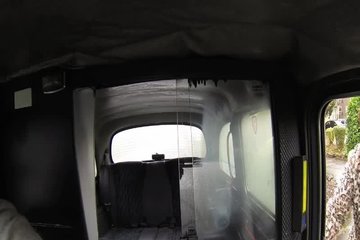 Рыжая потаскуха отдалась ебарю в Fake Taxi
