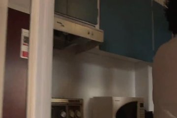 Всеми силами пытается поднять член