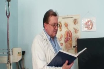 Рыжая сучка пришла на обследование своей девственной киски