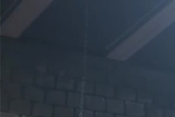 Старый пердун издевается над бедными девушками