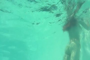 Красотка остужает свою страсть в бассейне