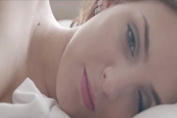 Гладит свою гладенькую киску
