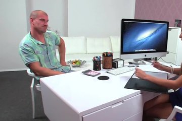 Запись скрытой камеры в офисе