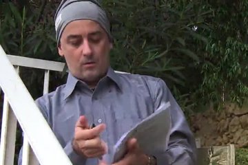 Поддерживает фигурку активной еблей