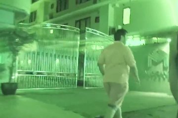 Белый мужлан развлекается на прогулке с уличной тайкой