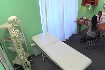 Как легко бывает потрахать мягонькую пациентку