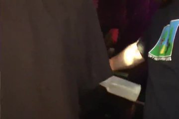 Демонстрируют прелести на публику