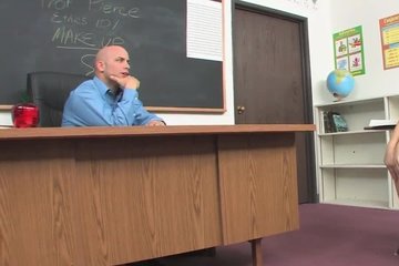 Прыгает на столе начальника