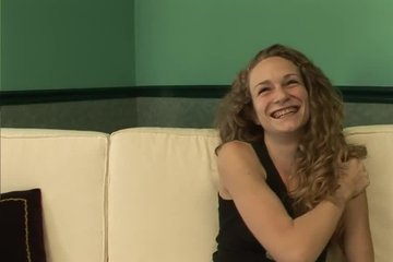 Тискает влажные половые губки