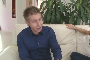 Сучка не смогла отпустить друга без секса