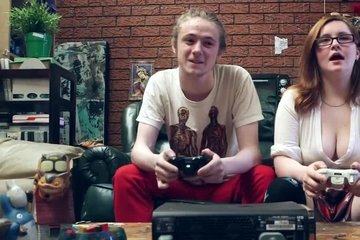 Слизывает свою сперму с груди толстухи