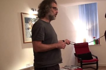 Наслаждается дикими стонами рабыни, пока ебет ее в очко