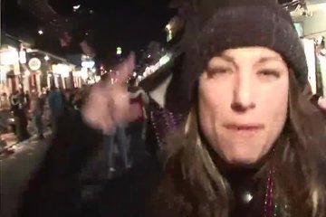 Десяток подвыпивших девок с бусами показывают сиськи