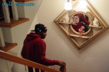 Негры трахают двух белых жирдяек у них дома