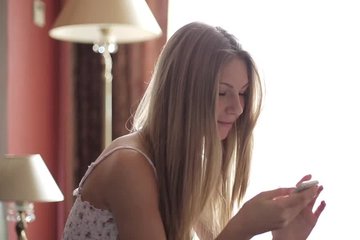 Красотка спасается от скуки развратом