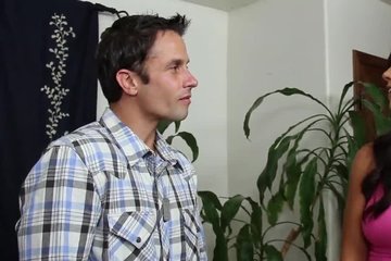 Мужчина радует свою женушку