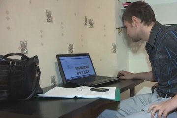 Наказывает девушку за измену