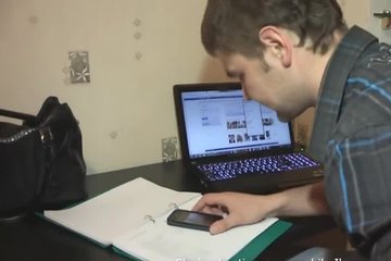 Наказывает девушку за измену