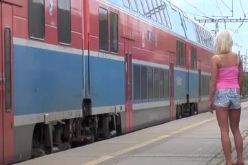 Милашки оголяют киски в общественных местах