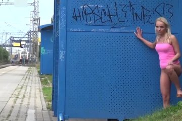 Милашки оголяют киски в общественных местах