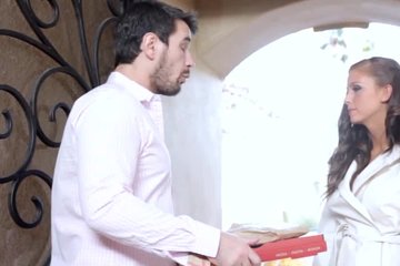Расплатился за доставку пиццы горячим сексом