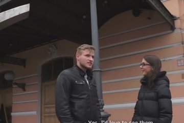 Паренек обворожил даму шикарными фокусами