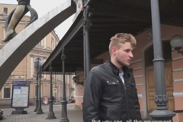 Паренек обворожил даму шикарными фокусами