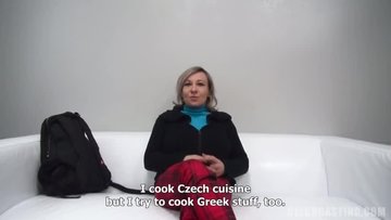 Дамочка прячет член самца между сисек