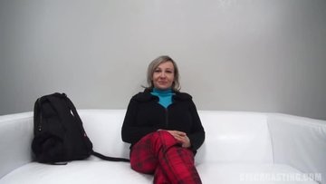 Дамочка прячет член самца между сисек