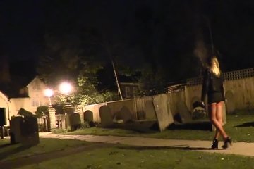 Трахает блудницу по среди улицы