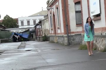 Дамочка оставила мокрый след после себя
