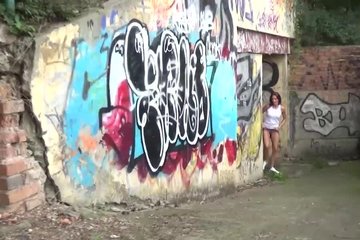 Сучке трогает клитор и поливает травку мочой