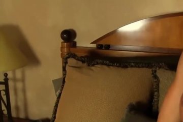 Милашка Эбби играет с киской