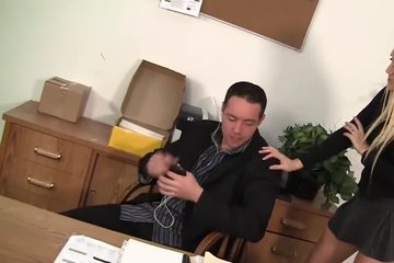 Хитрая секретарша умеет ублажить начальство