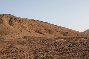 Теребит свою узенькую щелку
