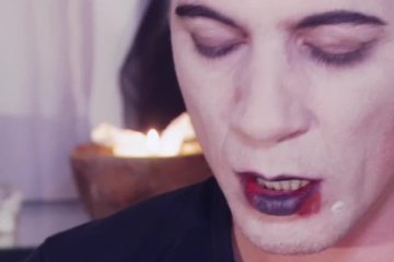 Вампиру тоже охота ебаться