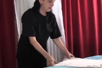 Похотливую сучку отодрали на массажном столе