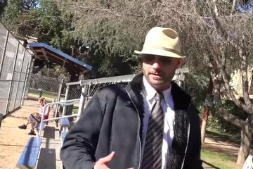 Черный ствол чуть не разорвал щель девицы