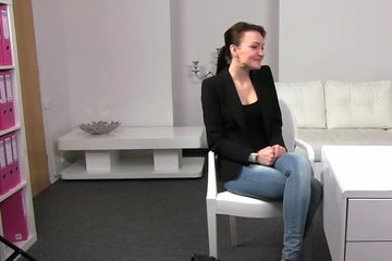 Тестирует писечку сексуально брюнетки