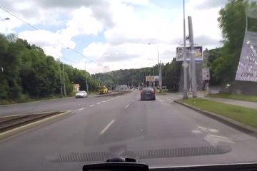 Страстная ебля в небольшой и тесной машинке