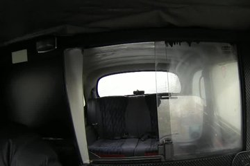 Заводная блондинка отдалась незнакомцу в такси