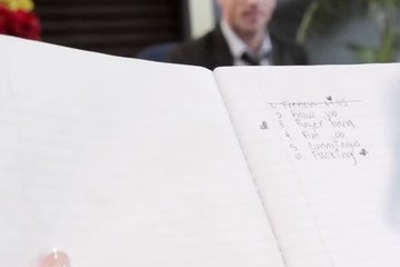 Пышногрудая дамочка наслаждается грубой еблей