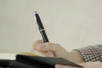 Проникает в тугой не разработанный анальчик