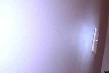 Парочка отвлеклась от работы для секса