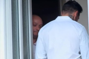 Яростно трахает барышню в чужом доме