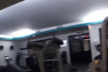 Ненасытный кавалер не дает покоя своей барышне
