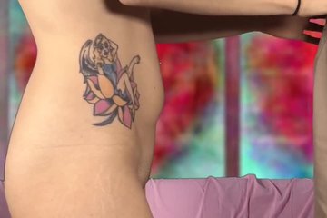 Девушка сосет член ухажера и смакует сперму на лице