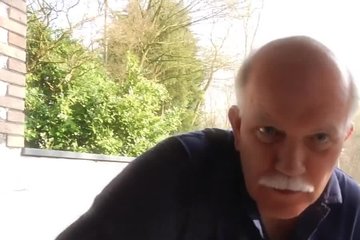 Две развратные сучки сосут член сантехника