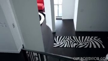 Застал девушку за мастурбацией и жадно трахнул на кровати